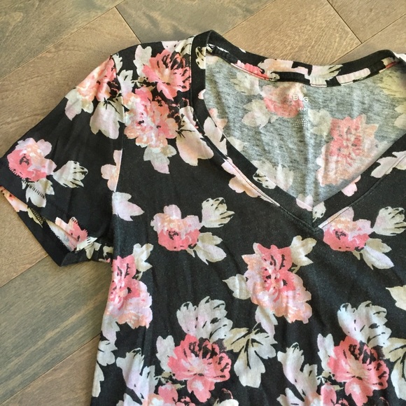 Urban Outfitters BDG Floral V-neck T-shirt - Picture 2 of 6